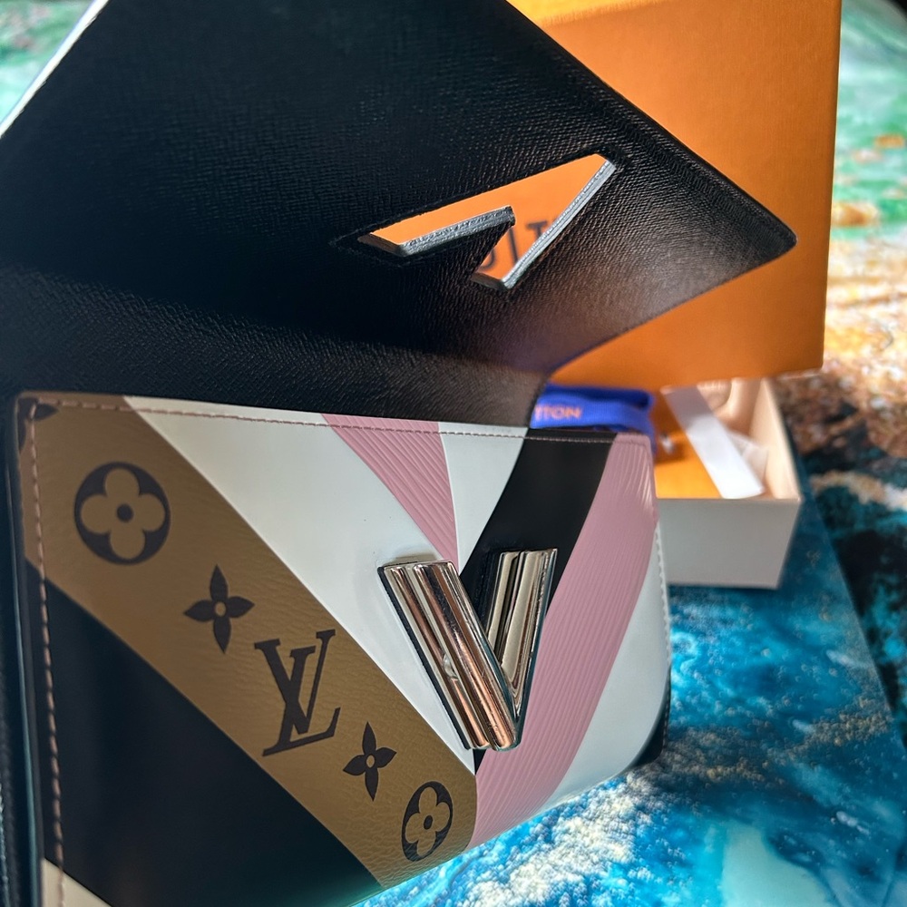 Limited Edition LV Twist Excellent Condition - Picture 3 of 9